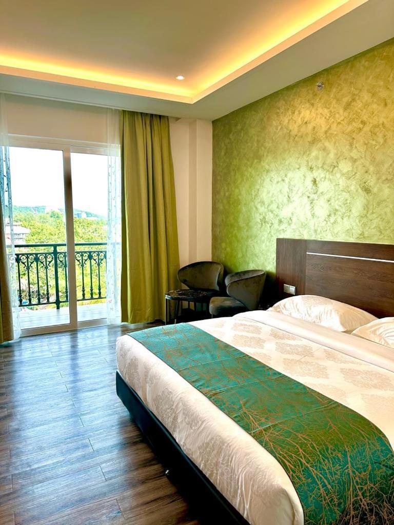 Deluxe Premier Queen Bed